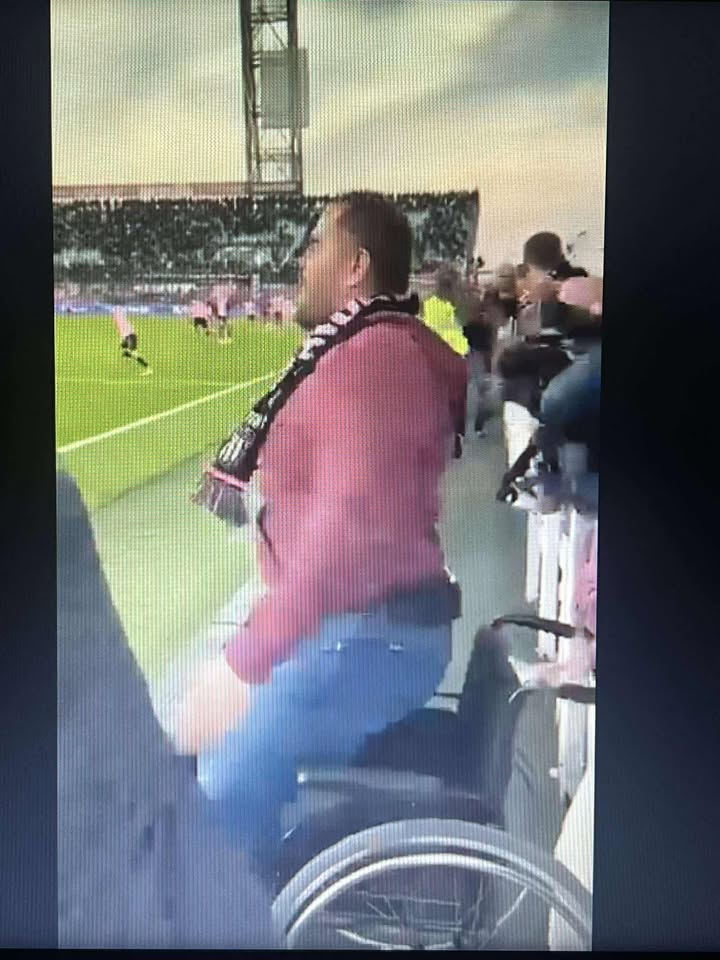 Unbelievable Moment in Stadium: Fan Stands Up From Wheelchair After Goal – Emotion or Misunderstanding?